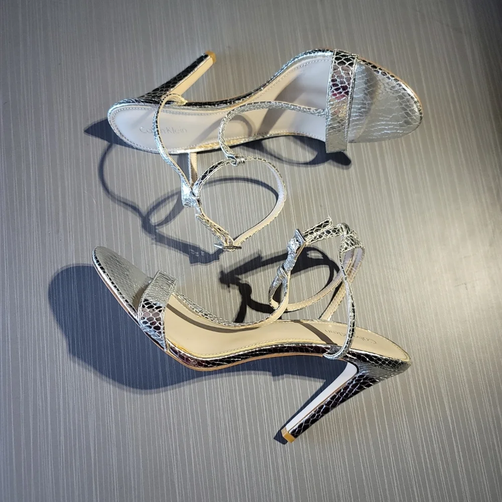 Calvin Klein Womens Silver Sling Back Ankle Strap 4.25‎ Heels Reptile Sz 9M EUC